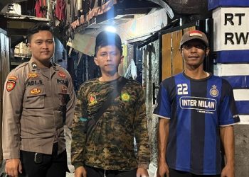 Patroli Malam Hari Bripda Adi Sumarmo Sambang Ke Pos Keamanan RW 01 Johar Baru