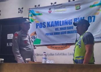 Patroli Dialogis Bhabinkamtibmas Kelurahan Johar Baru Sambang ke Pos Kamling