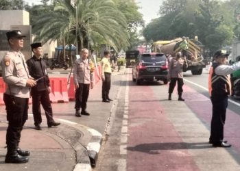 Anggota Polsek Sawah Besar Melakukan kegiatan Antisipasi Parkir Liar bersama Tiga Pilar