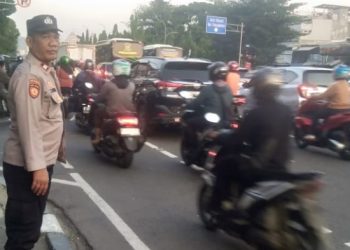 Anggota Polsek Johar Baru Pengaturan Arus Lalu Lintas Pagi Hari