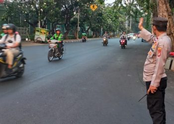 Anggota Polsek Johar Baru Pengaturan Arus Lalu Lintas Pagi Hari