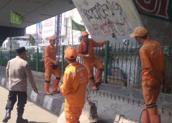 Bhabinkamtibmas Duri Pulo Bantu PPSU Bersihkan Fasilitas Umum Dari Vandalisme