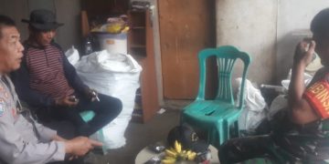 Soliditas TNI-Polri Bhabinkamtibmas dan Babinsa Kelurahan Tanah Tinggi Sambang Warga