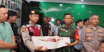 Kapolres dan Forkopimko Jakarta Utara Beri Surprise Hari Bakti Adhyaksa ke-64 di Kejari