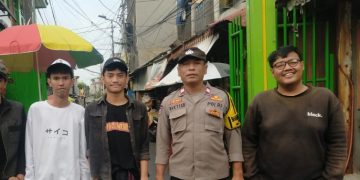 Bhabinkamtibmas Galur Gandeng Karang Taruna, Patroli Jalan Kaki Di Pemukiman Warga