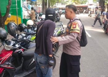 Bhabinkamtibmas Berikan Imbauan Kepada Tukang Parkir Di Puskesmas Kecamatan Tanah Abang