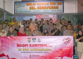 Polsek Kemayoran Mengadakan Kegiatan Ngopi Kamtibmas Di Pos Satkamling Wilayah RW.09 Kelurahan Kemayoran