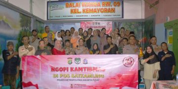 Polsek Kemayoran Mengadakan Kegiatan Ngopi Kamtibmas Di Pos Satkamling Wilayah RW.09 Kelurahan Kemayoran