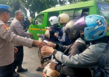 Jumat Berkah: Polsek Kalideres Berbagi Sarapan Pagi kepada Masyarakat