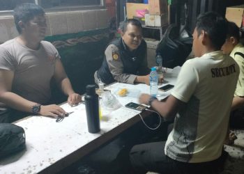 Petugas Patko Lakukan Patroli Dini Hari Sepanjang Pertokoan Pasar Tanah Abang