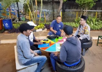 Aiptu Suparmin Sambang Petugas Kamling Dini Hari Di Poskamling RW 04 Kelurahan Karet Tengsin