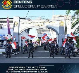 Menyongsong HUT Kemerdekaan Republik Indonesia Ke-79 Tahun 2024, Lanal Sibolga Bagikan Bendera Merah Putih Kepada Masyarakat Sibolga