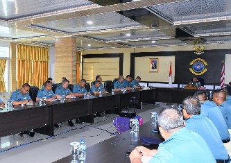 PIMPIN RAPAT STAF, KOMANDAN LANTAMAL I SAMPAIKAN BEBERAPA PENEKANAN