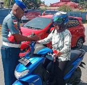 Lanal Bintan Bersama Pemerintah Daerah Bagikan Bendera Merah Putih Ke Masyarakat