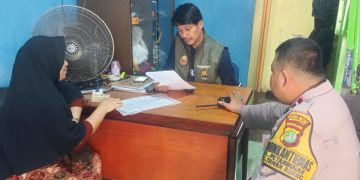 Bhabinkamtibmas, Ketua RW 04 Dan Ketua RT 09/04 Berikan Pelayanan Warganya Dalam Kepengurusan Administrasi Di Pos RW 04 Kelurahan Petamburan