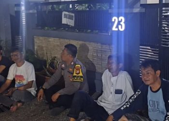 Bhabinkamtibmas Kelurahan Gelora Siskamling Malam Hari Dan Nongkrong Bareng Dengan Ketua RW Dan Warga