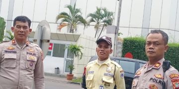 Kanit Binmas Dan Kapolsubsektor Pasar Tanah Abang Patroli Jalan Kaki Di Gedung JCC Senayan