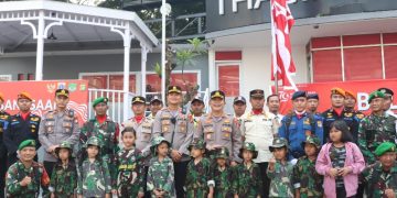 Upacara Pengibaran Bendera Merah Putih Tiga Pilar Kecamatan Gambir Dan Petugas KAI Dalam Rangka Bulan Kebangsaan 2024 Di Bundaran HI