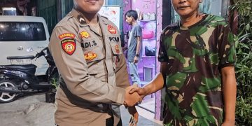 Anggota Patroli Polsek Johar Baru Sampaikan Imbauan Ke Petugas Satkamling