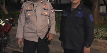 Aipda Mulyanto Melaksanakan Patroli Malam Dialogis Berikan Imbauan Warga