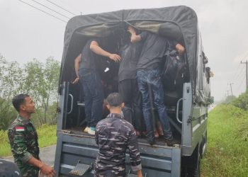 TIM GABUNGAN F1QR LANAL DUMAI DAN SATGAS LANTAMAL I GAGALKAN PEMBERANGKATAN PMI NON PROSEDURAL DI MEDANG KAMPAI DUMAI