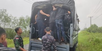 TIM GABUNGAN F1QR LANAL DUMAI DAN SATGAS LANTAMAL I GAGALKAN PEMBERANGKATAN PMI NON PROSEDURAL DI MEDANG KAMPAI DUMAI