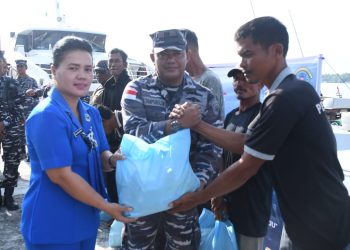 Lanal TBA Bagikan Sembako Kepada Nelayan Jelang HUT Ke-79 TNI AL