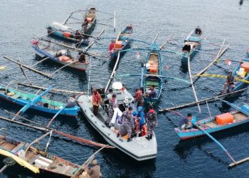 SAMBUT HUT KE-79 TNI ANGKATAN LAUT, LANAL SIMEULUE LAKSANAKAN BAKTI SOSIAL DI LAUT