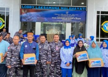 Lanal Sabang Laksanakan Giat Makan Siang Gratis dan Pembagian Sembako