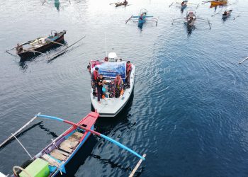SAMBUT HUT KE-79 TNI ANGKATAN LAUT, LANAL SIMEULUE LAKSANAKAN BAKTI SOSIAL DI LAUT