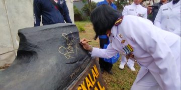 Dalam Rangka HUT Ke-79 TNI AL Tahun 2024 Lanal Bandung Terima Cenderamata Berupa Batu Prasasti