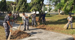 Lanal Banjarmasin Gelar Karya Bakti Pembersihan di TMP Brigjen TNI (Purn) Hassan Basry dan Monumen Divisi IV ALRI