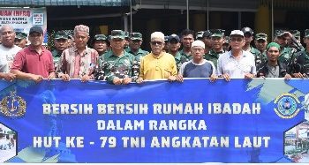 Peduli Lingkungan, Sambut HUT TNI AL Ke-79 Lanal TBA Bersihkan Mesjid Raya Tanjungbalai