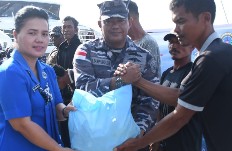 Lanal TBA Bagikan Sembako Kepada Nelayan Jelang HUT Ke-79 TNI AL