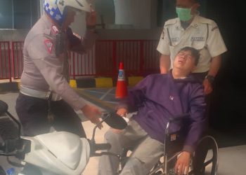 Sigap dan Peduli, Personel Satlantas Jakarta Barat Bantu Korban Lakalantas Di S Parman