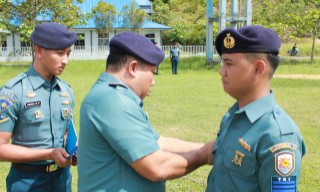 Komandan Lanal Nias Pimpin Upacara Kenaikan Pangkat 6 Prajurit Lanal Nias