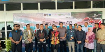 Danlanal Bintan Bersama Forkopimda Bintan Dampingi Wakil Menteri Pariwisata Sambut Kedatangan Wisatawan Mancanegara Perdana Tahun 2025