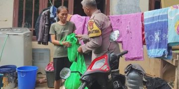 Bhabinkamtibmas Bojong Menteng Berbagi Bansos Pasca Banjir Masyarakat Rawa Lumbuh Bekasi
