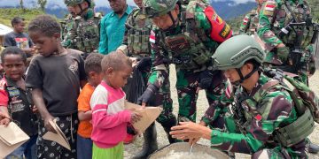 Makan Bersama dan Pemeriksaan Kesehatan Wujud Kepedulian Satgas Yonif 715/Mtl