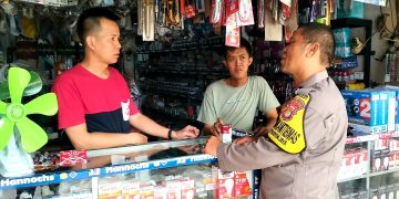 Bhabinkamtibmas Imbau Pedagang Laporkan Aksi Pungutan Liar ke Call Center Polri 110