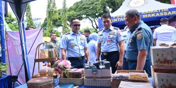 Danlanud Didampingi Ketua Pia Ardhya Garini Cabang 7/D. ll Lanud Sultan Hasanuddin Hadiri Bazar Ramadhan TNI 2025
