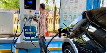 Kunjungi SPKLU di Banten, Menteri ESDM Apresiasi Kesiapan PLN Sambut Mudik Lebaran 2025