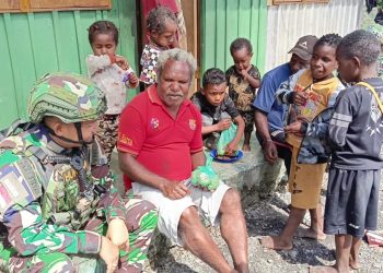 Pererat Silaturahmi, Satgas Yonif 715/Mtl Ajang Sana Ke Kediaman Kepala Dinas Pendidikan Puncak Jaya