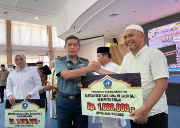 Danlanal Bintan Dampingi Bupati Bintan Melepas Keberangkatan Calon Jama’ah Haji Tahun 2025