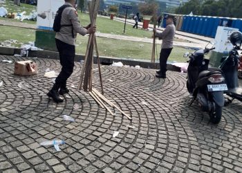 Personel Polri Sigap Bersih-bersih Kawasan Monas Usai May Day Fiesta