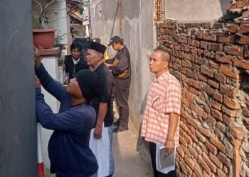 Bhabinkamtibmas Medansatria Dampingi Pengukuran PTSL di Kalibaru