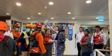 Gerak Cepat, Anggota Posal Lampulo Evakuasi Dua Penumpang Kapal MEN.SCHIFF 6 di Perairan Selat Benggala Provinsi Aceh