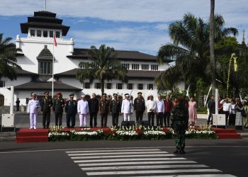 Komandan Beserta Prajurit Lanal Bandung Ikuti Upacara Hari Kebangkitan Nasional Tingkat Provinsi Jawa Barat di Gasibu Bandung