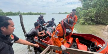 TNI AL Bersama Tim SAR Gabungan Berhasil Temukan Jenazah Nelayan Tenggelam di Perairan Beting Galah