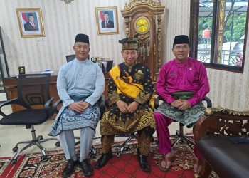 Wujud Sinergi dan Keselarasan Budaya, Danlanal Dumai Hadiri Upacara Penabalan Gelar Adat Datuk Seri Setia Amanah Kepada Gubernur Riau